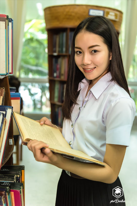 Adolescente Estudante com um sorriso por ler um livro